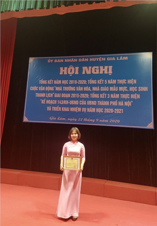 Cô giáo Nguyễn Thị Hoa - Tổ trưởng chuyên môn khối 3 của trường Tiểu học Trung Thành đã được UBND huyện trao khen thưởng “Giáo viên đạt thành tích xuất sắc trong năm học 2019-2020” tại Hội nghị tổng kết năm học 2019-2020 và triển khai nhiệm vụ năm học 2020-2021